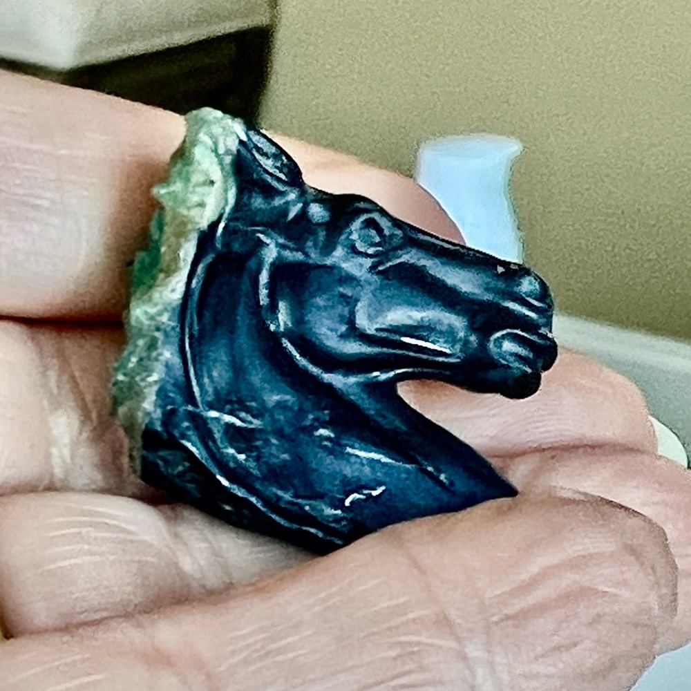 Emerald and shale carved horse head - Picture 3 of 12